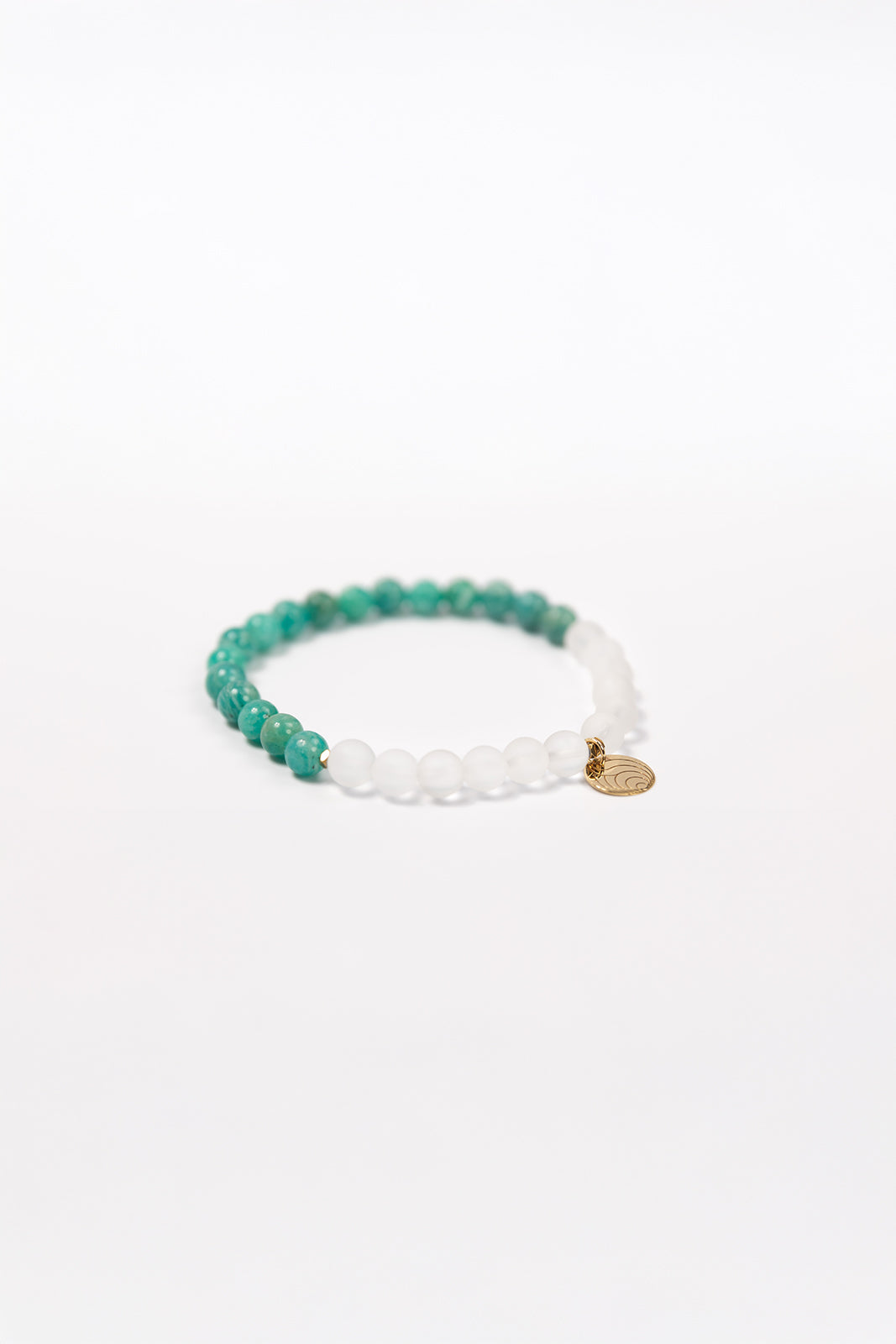 NUYU Armband „Aligned“ mit Amazonit und Bergkristall, steht für Vertrauen, Geborgenheit, Selbstliebe, Klarheit, Intuition, Gleichgewicht, elastisches Band