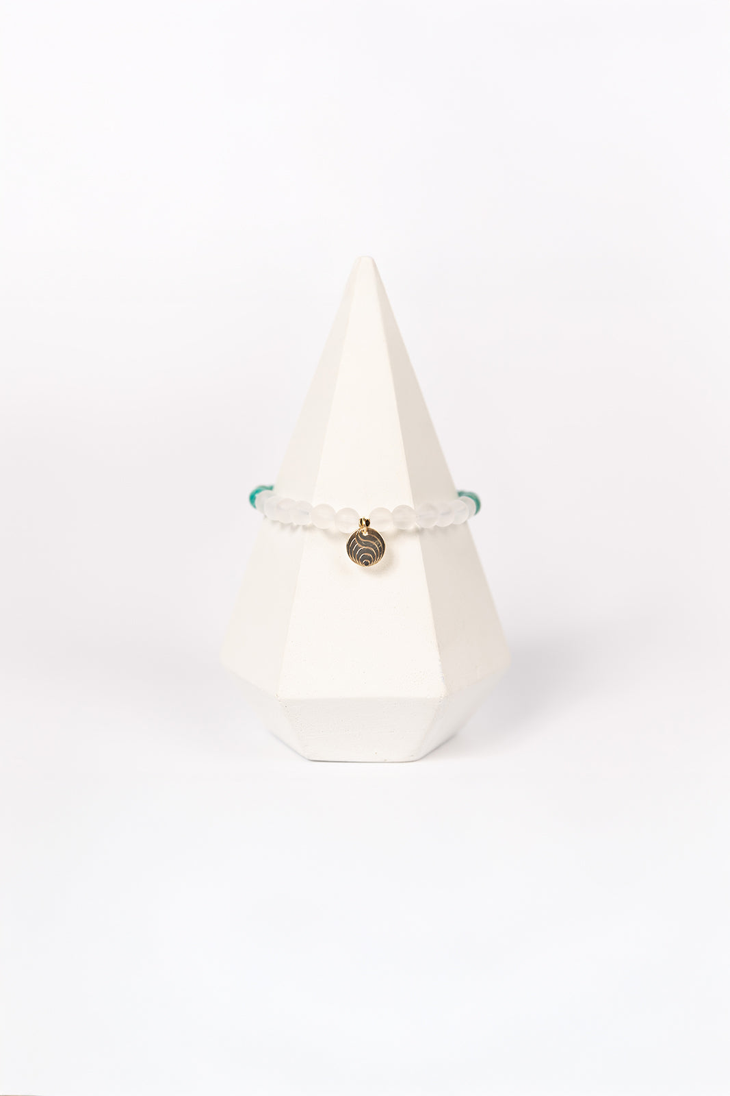 NUYU Armband „Aligned“ mit Amazonit und Bergkristall, steht für Vertrauen, Geborgenheit, Selbstliebe, Klarheit, Intuition, Gleichgewicht, elastisches Band