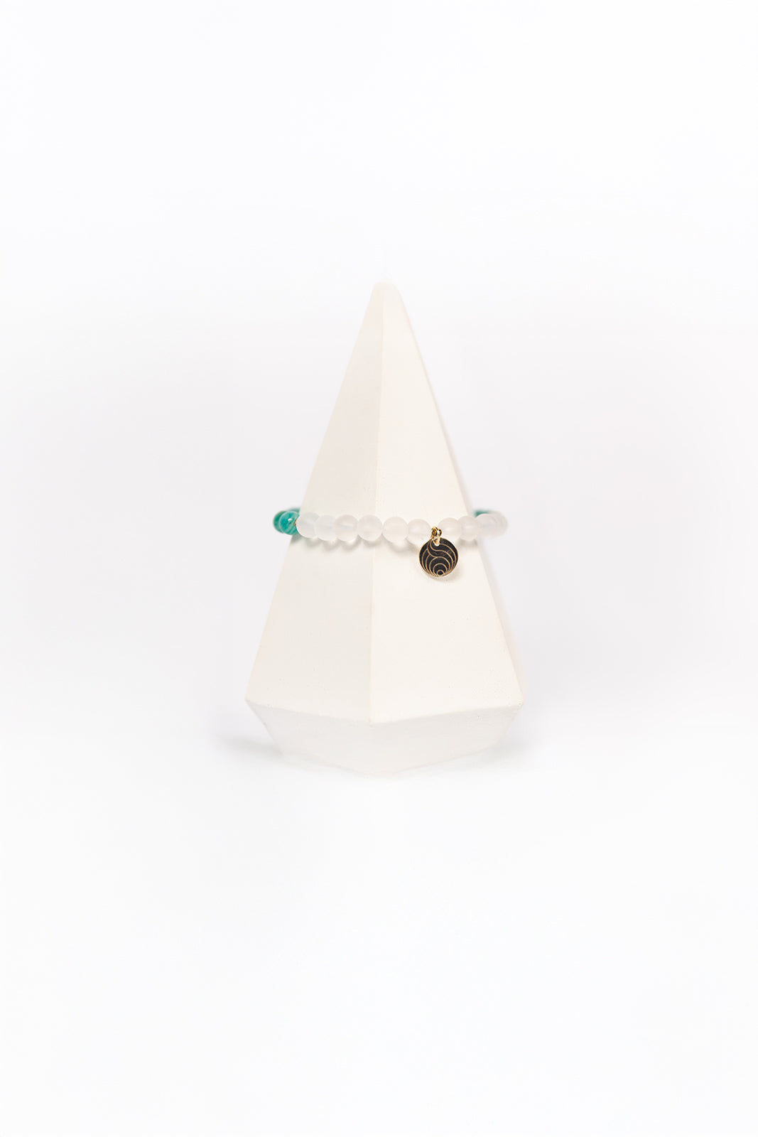 NUYU Armband „Aligned“ mit Amazonit und Bergkristall, steht für Vertrauen, Geborgenheit, Selbstliebe, Klarheit, Intuition, Gleichgewicht, elastisches Band