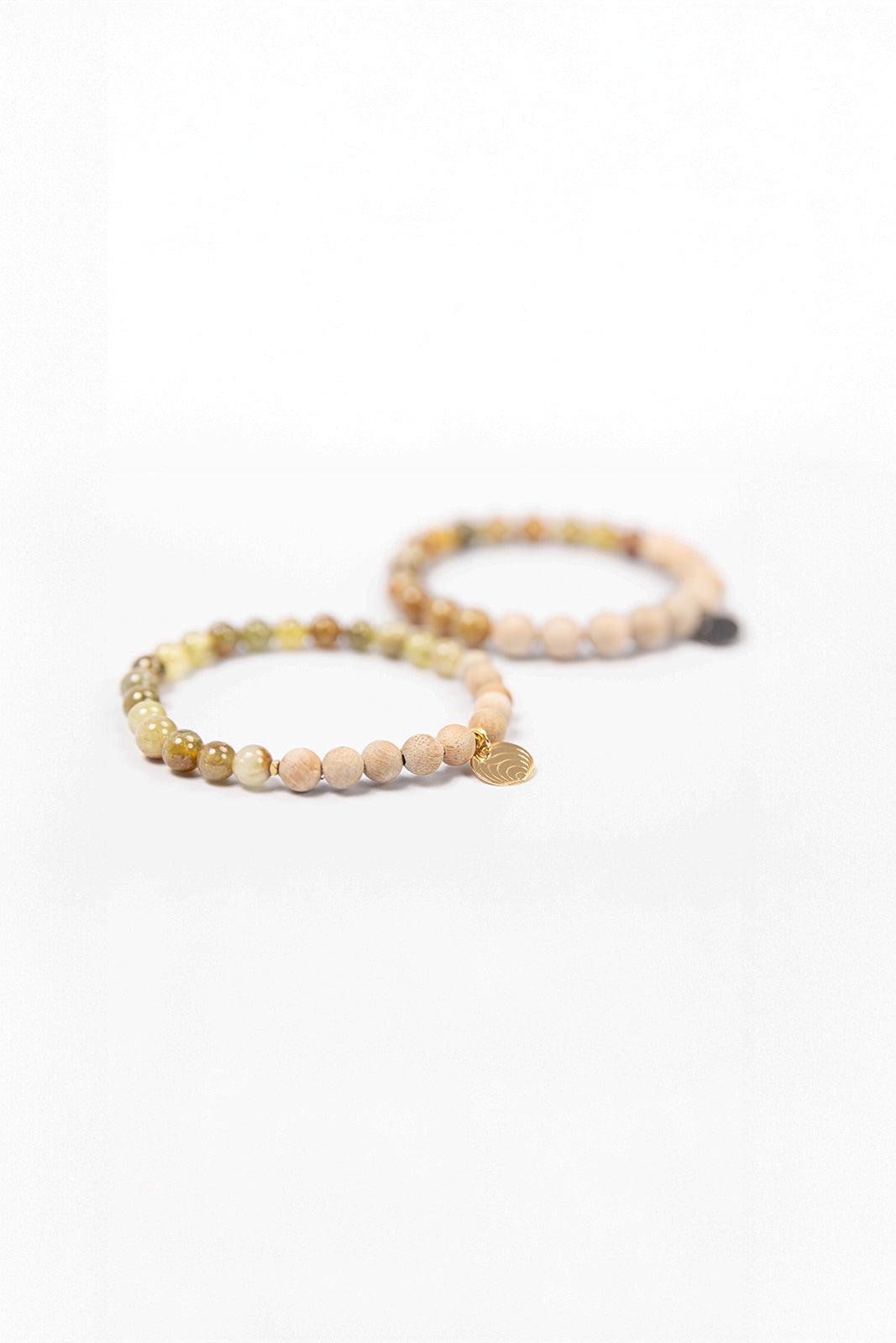 NUYU Partner Armband „Alive“ mit Granat und Sandelholz, steht für Erdung, Wohlbefinden, Vitalität, Balance, elastisches Band