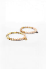NUYU Partner Armband „Alive“ mit Granat und Sandelholz, steht für Erdung, Wohlbefinden, Vitalität, Balance, elastisches Band