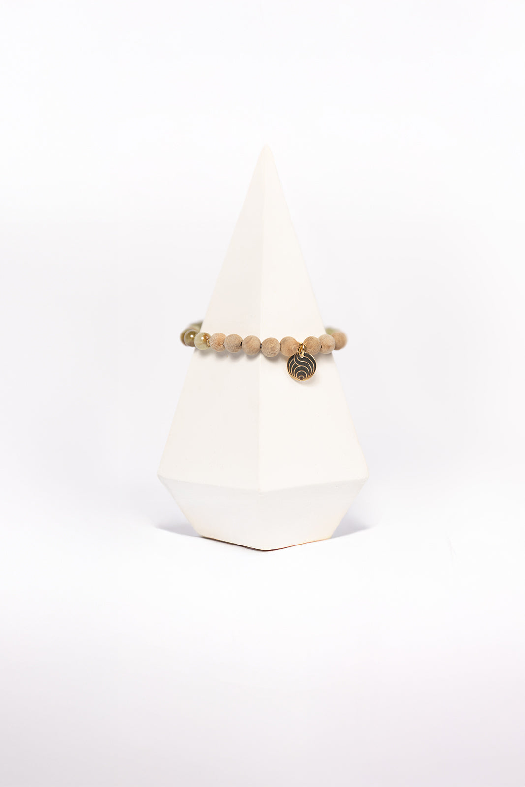 NUYU Partner Armband „Alive“ mit Granat und Sandelholz, steht für Erdung, Wohlbefinden, Vitalität, Balance, elastisches Band, für die Frau