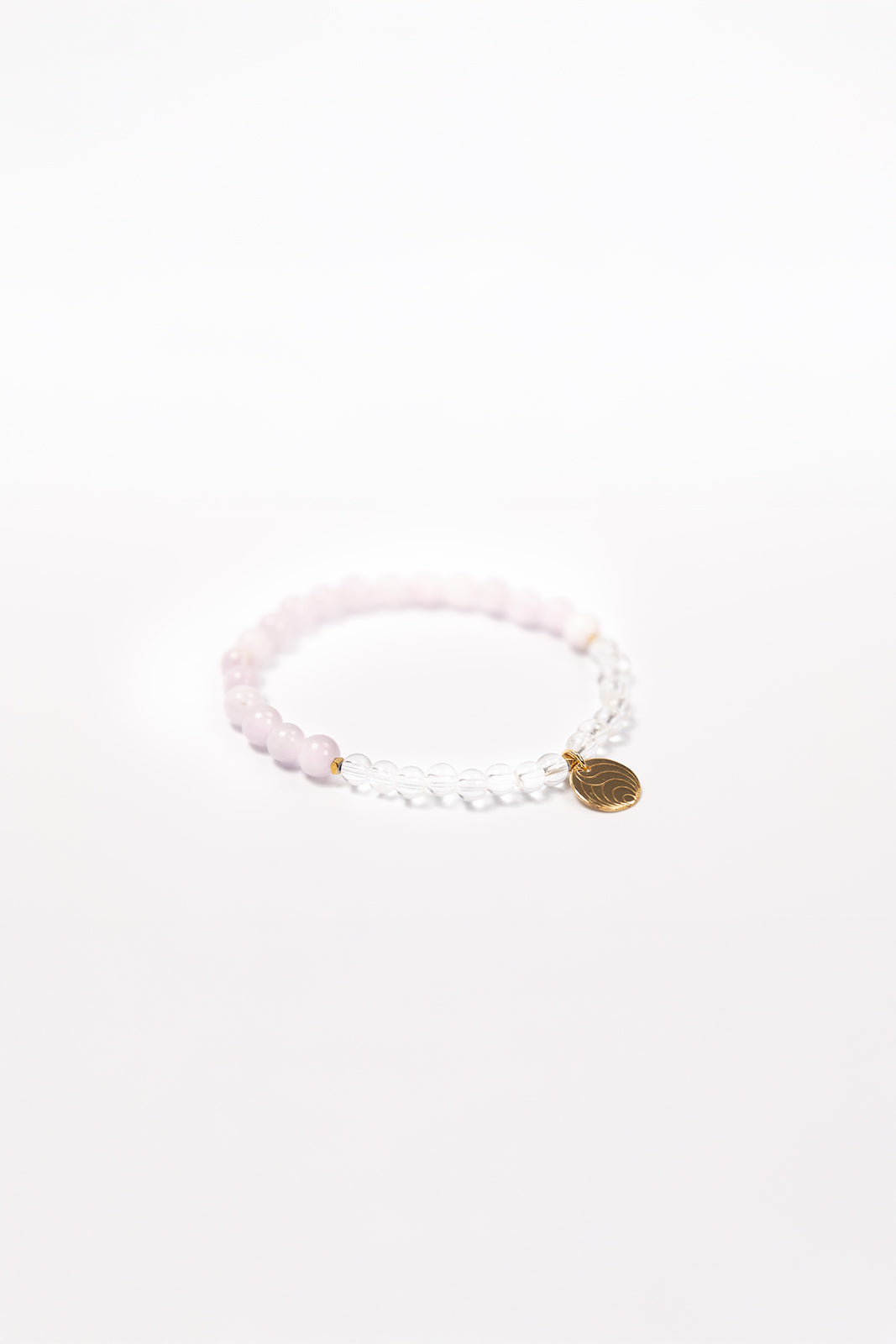 NUYU Armband „Beloved“ mit Kunzit und Bergkristall, steht für Klarheit, Intuition, Zärtlichkeit, Harmonie, elastisches Band
