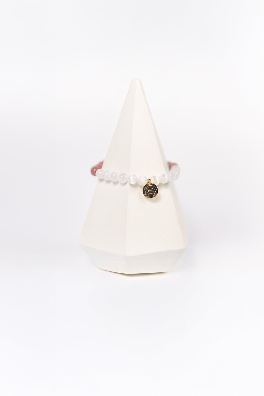 NUYU Armband „Bloomed“ aus Sonnenstein und Bergkristall mit Gold-Anhänger