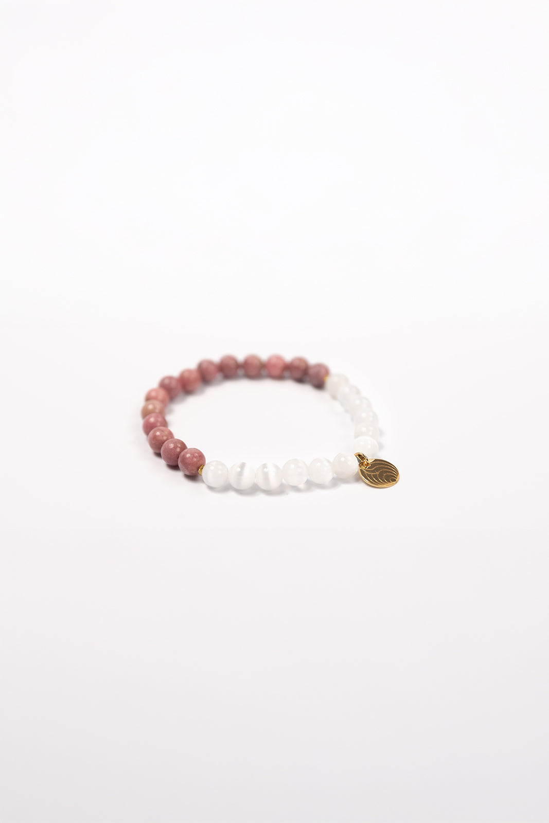 NUYU Armband „Bloomed“ aus Sonnenstein und Bergkristall mit Gold-Anhänger