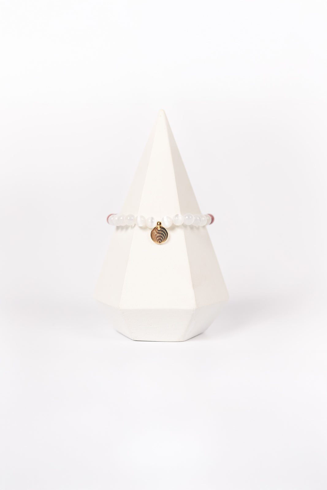 NUYU Armband „Bloomed“ aus Sonnenstein und Bergkristall mit Gold-Anhänger