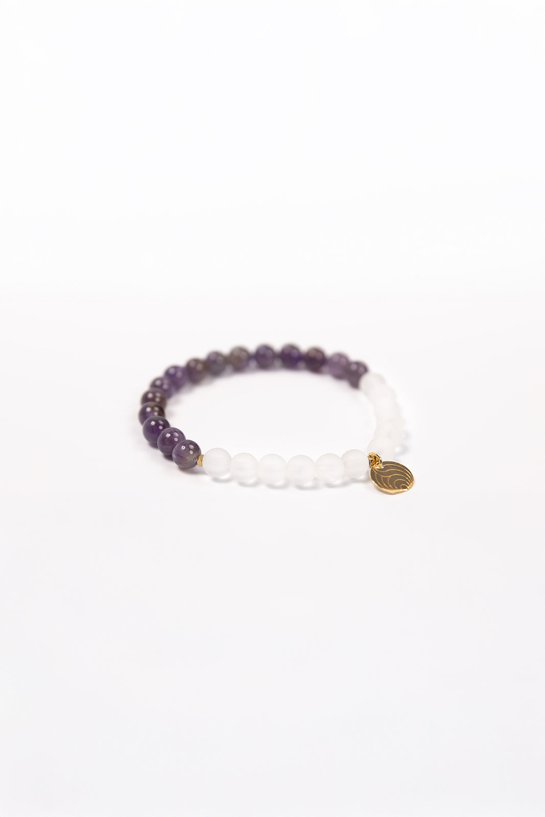 NUYU Armband „Calmed“ mit Amethyst und Bergkristall, steht für geistige Klarheit, Harmonie, Schutz & Stärke, Intuition, Gleichgewicht, elastisches Band