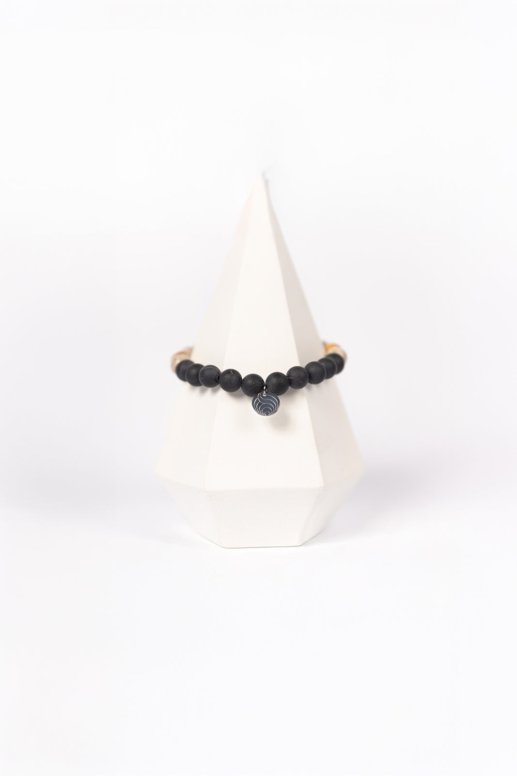 NUYU Partner Armband „Connected“ mit Versteinerter Koralle und Turmalin, steht für Schutz, Harmonie, Kreativität, Erdung, Gemeinschaft, elastisches Band