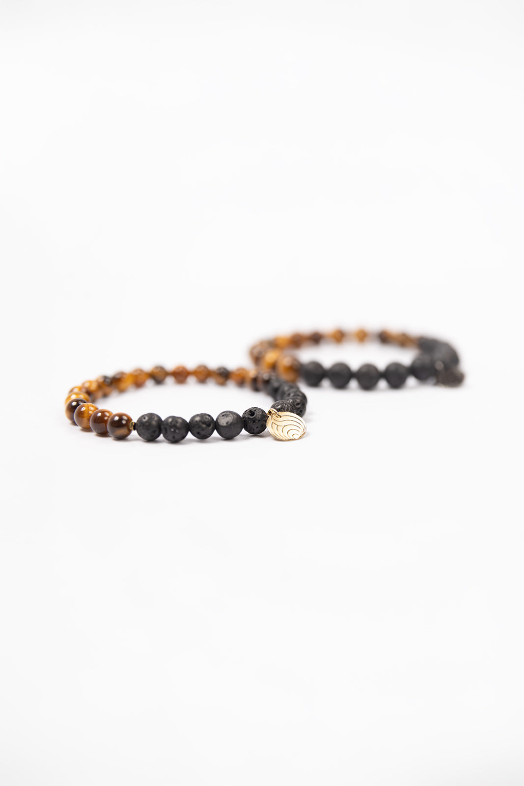 NUYU Partner Armband „Focused“ mit Tigerauge und Lavastein, steht für Erdung, Stärke, Klarheit, Mut, Balance, Transformation, elastisches Band