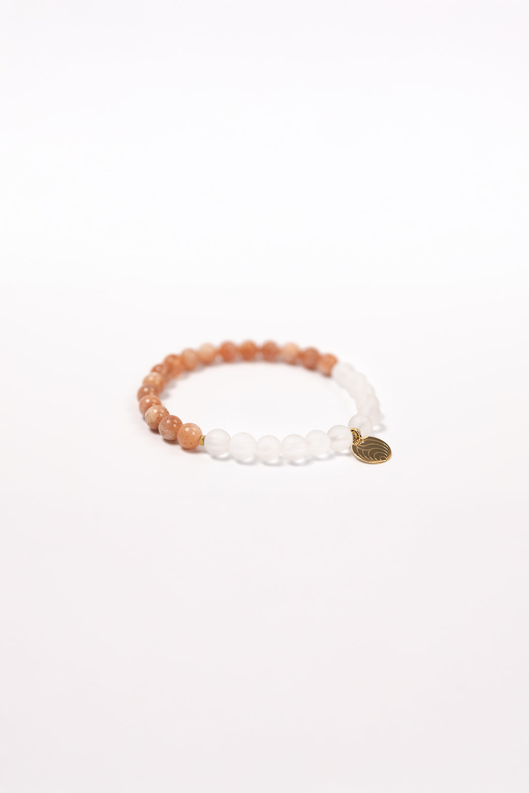 NUYU Armband „Solea“ mit Sonnenstein und matten Bergkristall, steht für Klarheit, Lebensfreude, Selbstentfaltung, elastisches Band