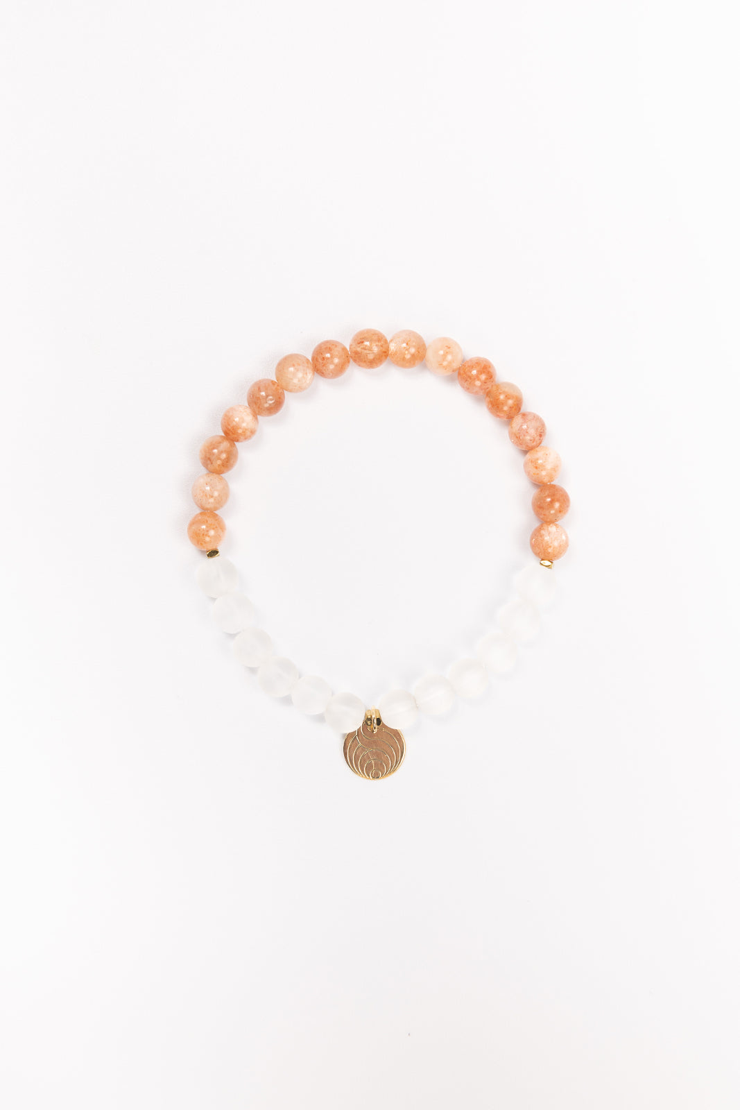 NUYU Armband „Solea“ mit Sonnenstein und matten Bergkristall, steht für Klarheit, Lebensfreude, Selbstentfaltung, elastisches Band