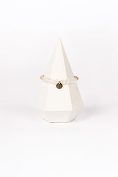 NUYU Armband „Solea“ mit Sonnenstein und matten Bergkristall, steht für Klarheit, Lebensfreude, Selbstentfaltung, elastisches Band
