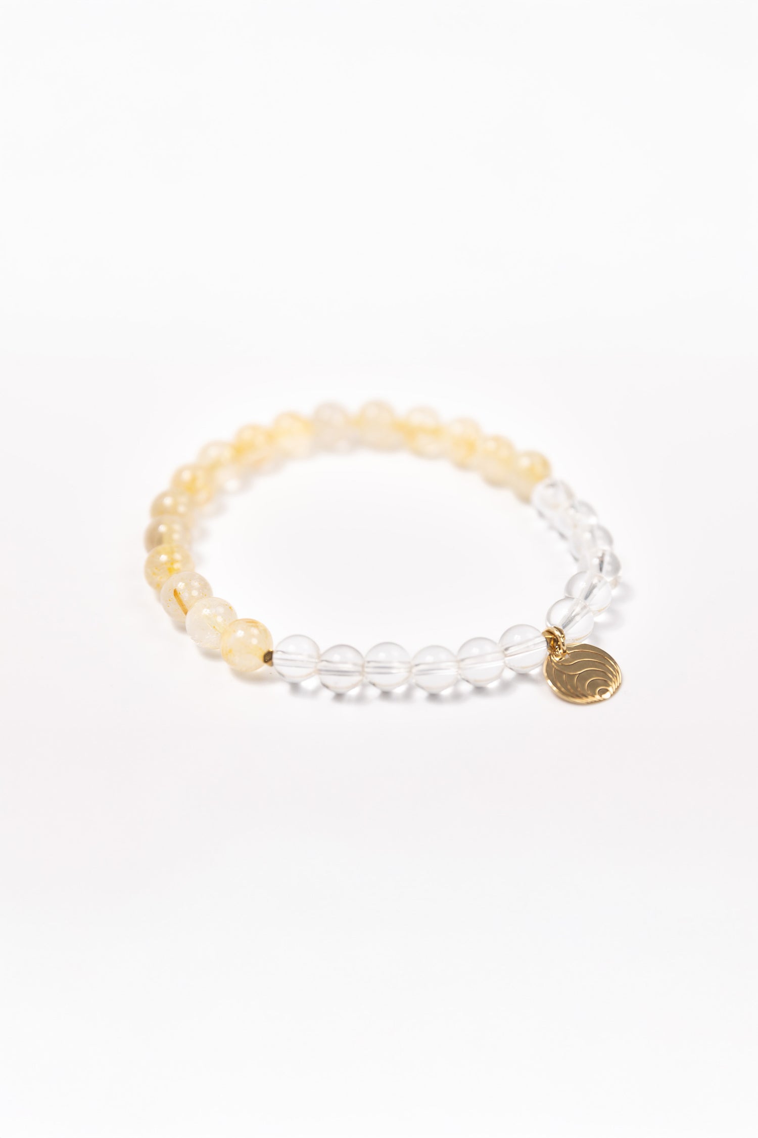 NUYU Armband „Awakend“ mit Rutilquarz und Bergkristall, steht für Licht, Klarheit, Stärke, Intuition, Gleichgewicht, elastisches Band