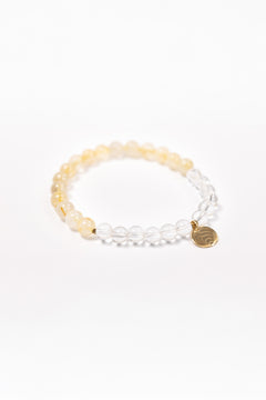 NUYU Armband „Awakend“ mit Rutilquarz und Bergkristall, steht für Licht, Klarheit, Stärke, Intuition, Gleichgewicht, elastisches Band